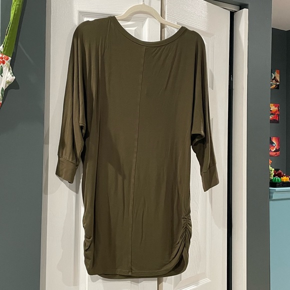 green blouse - Picture 2 of 4